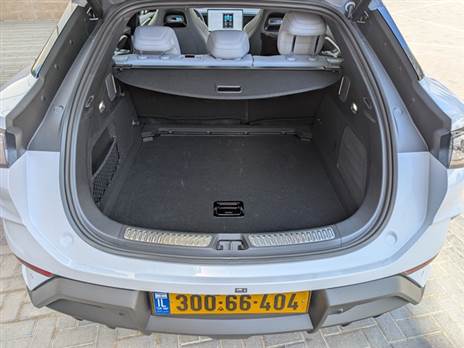 תא מטען גדול ושימושי, ויש גם אחד קדמי בנפח 58 ליטר