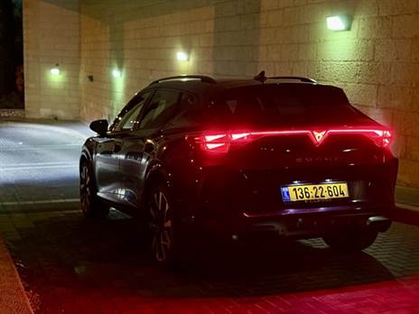 גם בלילה היא תמשוך תשומת לב