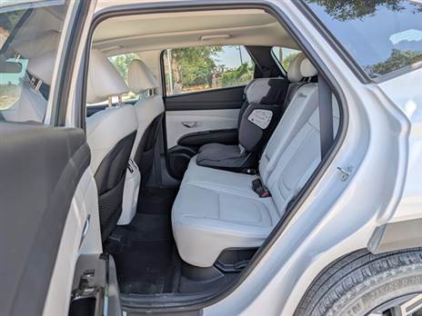 השו“ס נמצא מאחור - עם מרווח רגליים מצוין