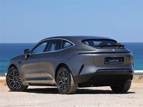 עם סוללת ענק בקיבולת של 116 קוט“ש הוא מגיע בגרסת הביצועים עד ל-540 ק“מ