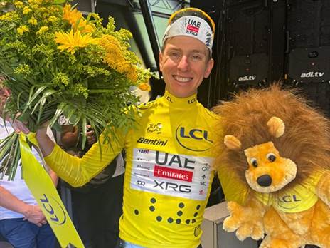 פוגצ'אר שוב בצהוב | צילום: UAE