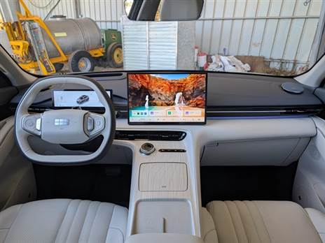 ג`ילי EX5 - תא נוסעים מודרני, שנעים לשהות בו, בטח בצבע הקרם האופציונלי