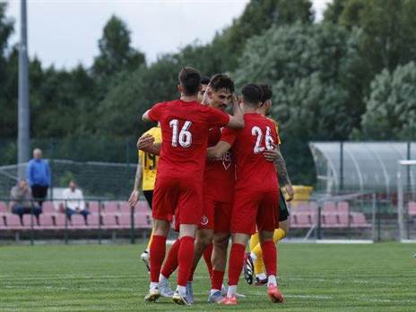 וזה הסתיים בחגיגה אדומה (האתר הרשמי של הפועל ת“א)