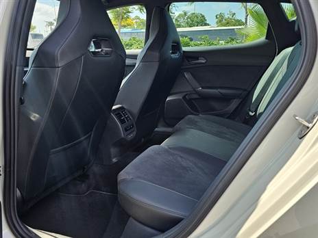 המרווח מאחור יתאים למתבגרים, אבל לכאלו בגובה 1.8 מ` יהיה צפוף