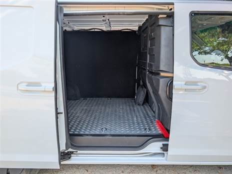 היעדר קורה B הוא גימיק חביב, בפועל דלת הנוסע לא נעלמה איתה וגם אם תפתחו אותה הקבינה בולטת לאחור