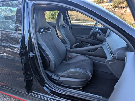 לא קל להיכנס ולצאת. מושבי “באקט“ לופתים אותך למקום, יש גם לוגו N מואר, אבל אתם לא תראו אותו... ואין כוונון גובה למושב הנוסע