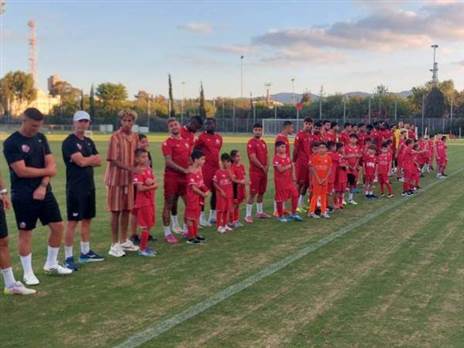 גל אראל (משמאל) מדבר לקהל האדום