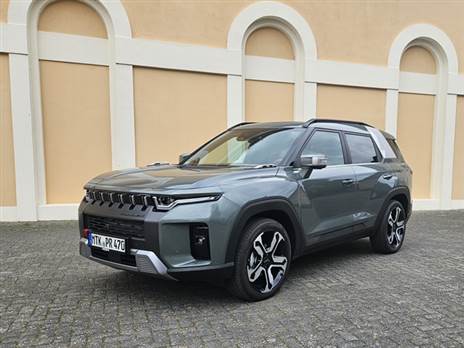 KGM טורס המוכר והעדכני שכבר משווק בישראל, עם יחידת הנעה היברידית מתחת למכסה המנוע