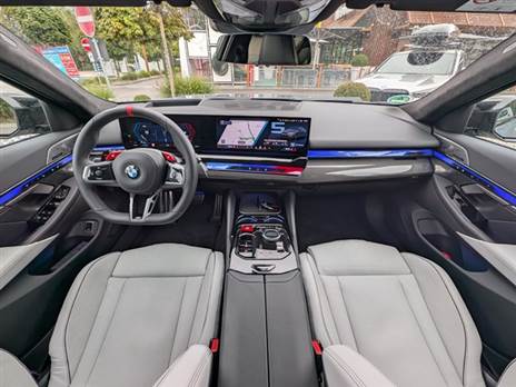 גימורי קרבון, כפתור הנעה וכפתורי M באדום ותאורת אווירה ייחודית