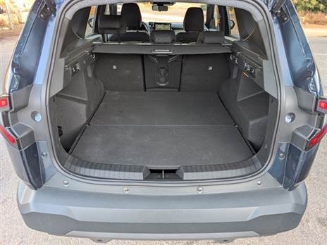 תא מטען גדול ושימושי ומתחת לרצפה, לא תאמינו, יש גלגל ספייר