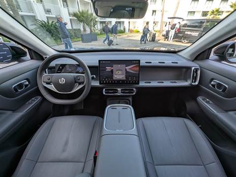 אתם בטח לא מופתעים מעיצוב הפנים, אבל בכל זאת יש כאן כמה נגיעות מעניינות