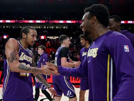 ניק סמית` ג`וניור יחד עם ברוני ג`יימס. סיום המשחק רשום על שמו (GETTY)