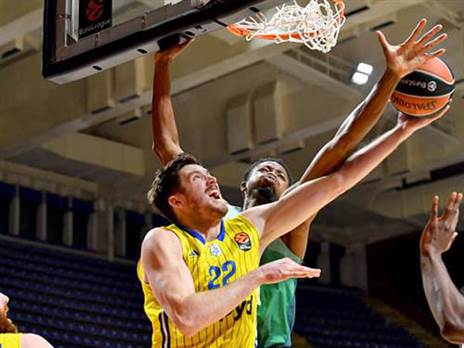 נכנס לקצב. טי.ג`יי ליף (Photo by Milos Vukadinovic/Euroleague Basketball via Getty Images)
