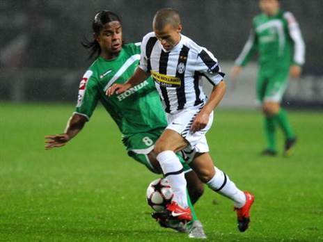 ג`ון קולמה מול סבסטיאן ג`ובינקו. הופתע מההעפלה לליגת האלופות (GETTY)