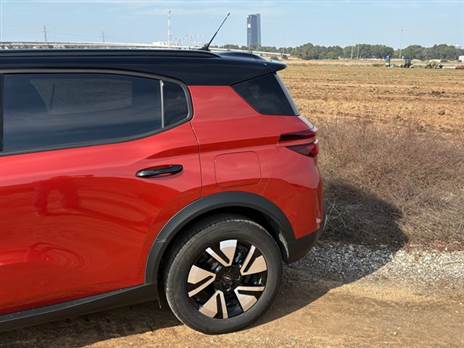 כאן מסתתרת שורה מושבים שלישית