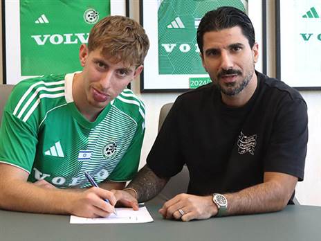 עם רפאלוב במעמד החתימה. בקרוב בבוגרת (האתר הרשמי של מכבי חיפה)