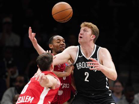 יצבור ביטחון. וולף מול הפועל ירושלים בקדם העונה (Evan Brenstein, Getty)