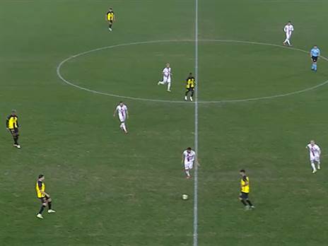 מיכה יורד למרכז המגרש, אינו יוצא קדימה