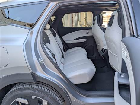 בסיס גלגלים ארוך יותר משל ג`אקו 7 ובהתאם המרווח טוב מאוד