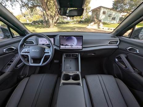 גם מבפנים העיצוב שגרתי, אבל בלי שטיקים ועם איכות חומרים והרכבה טובה מאוד