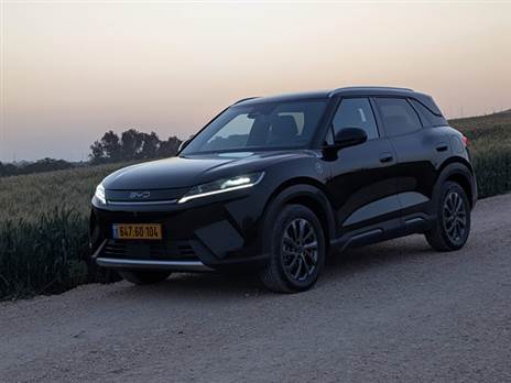 הנסיעה אינה רכה, אבל גם לא נוקשה יותר מדי ובכביש מהיר האטו 2 DM-i מרגיש יציב