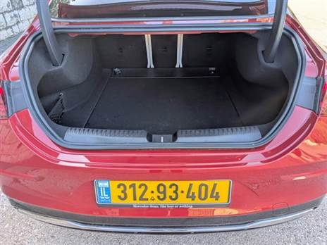 תא מטען שימושי, ואתם בטח לא מופתעים שאין גלגל ספייר