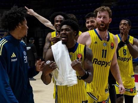 המאבק על הפליי-אין חי ובועט ( Srdjan Stevanovic/Euroleague Basketball via Getty Images)