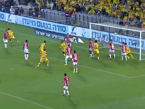 אסנטה פנוי לנגוח לעבר וארלה שכובש