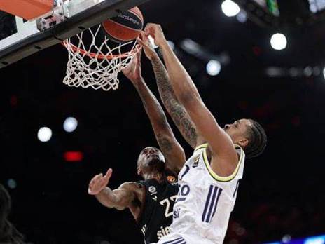 כוח מתחת לסל (Christina Pahnke/Euroleague Basketball via Getty Images)