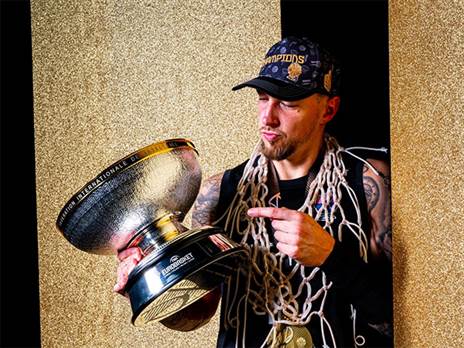 “אלוף עולם מגיע לישראל“ (FIBA)