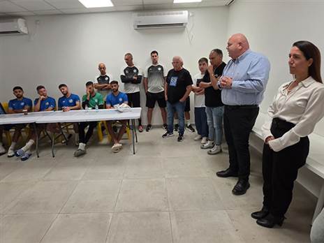 עו“ד חדש בשיחה עם הסגל (צילום: אלי סבתי)