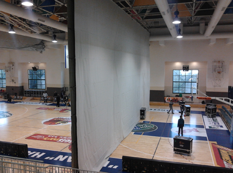 המחיצה שנפלה באולם