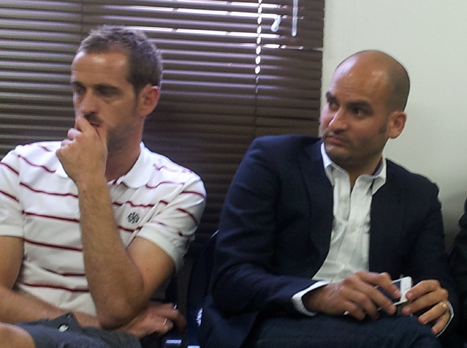 אוטט (בשמאל). צריך לארוז עפרון ומחברת