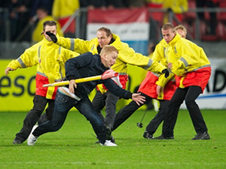 גזענות, אנטישמיות. אוהד אוטרכט פורץ למגרש (gettyimages)