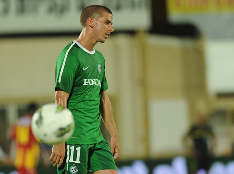 ורד. יצפה בחבריו מהיציע