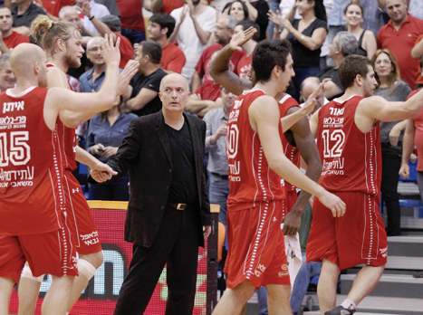 בר טימור עם אדלשטיין ושחקני הקבוצה. "רק שימשיך ככה" (אלן שיבר)