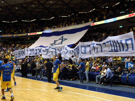 מפגן עוצמה. אוהדי מכבי במשחק נגד מלאגה