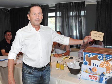 בחירות חדשות להנהלה. יו"ר האיגוד, אבנר קופל (אלן שיבר)
