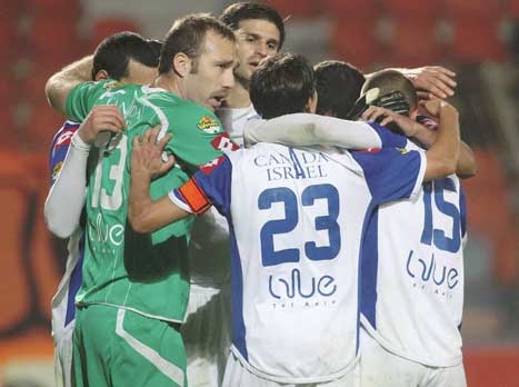 יעבדו על הגיבוש. שחקני ק"ש (אלן שיבר)