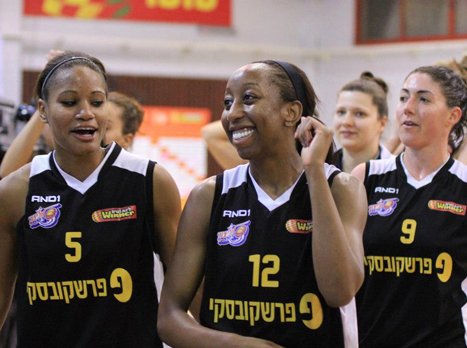 איזו דרמה. שחקניות רמלה חוגגות