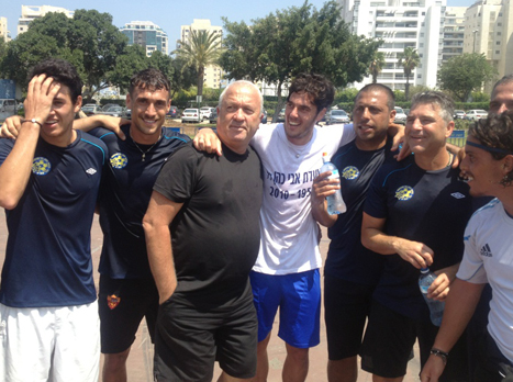 תמיר כהן עם משתתפי האירוע