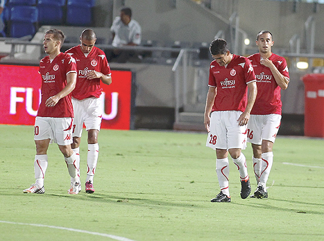 עדיין מקרטעים. שחקני הפועל ת"א (אלן שיבר)