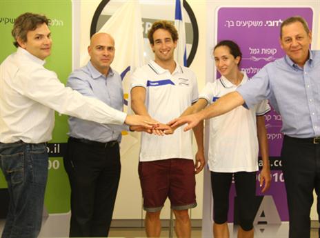 ברנע, ריבקין ואנשי הוועד ובית ההשקעות במעמד החתימה (אסף לב)