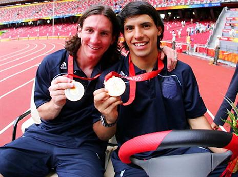מסי ואגוארו במדי הצעירה של ארגנטינה (gettyimages)