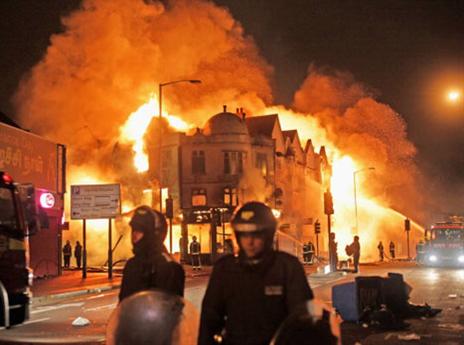 המצב באנגליה מחמיר, ומישהו חייב להתעשת