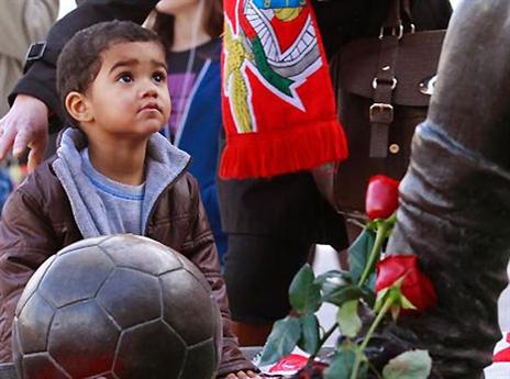 ליד פסלו של אוזביו. ההיסטוריה זוכרת (gettyimages)