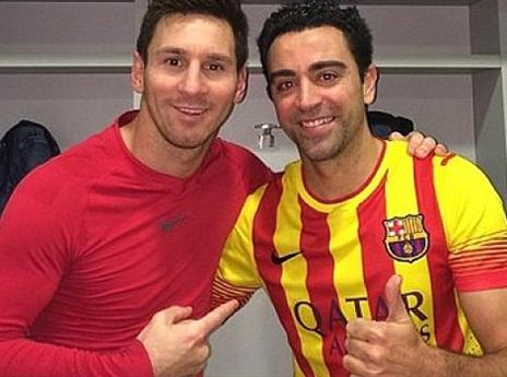 מסי מברך את צ'אבי על ההופעה ה-700