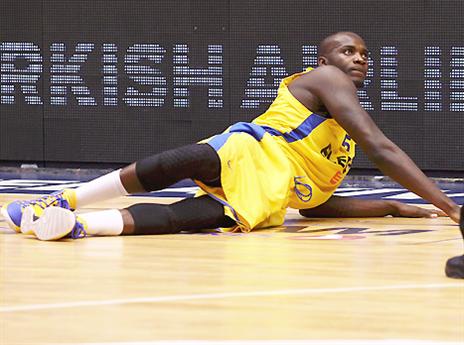 יסיים את העונה? ג'יימס (אלן שיבר)