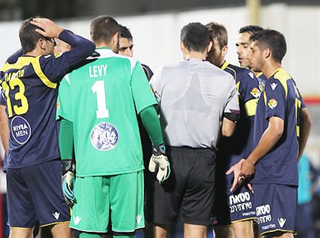 הרגע הכי משמעותי. שחקני מכבי סביב אלון יפת