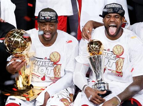 ווייד וג'יימס בחגיגות האליפות בעונה שעברה (gettyimages)